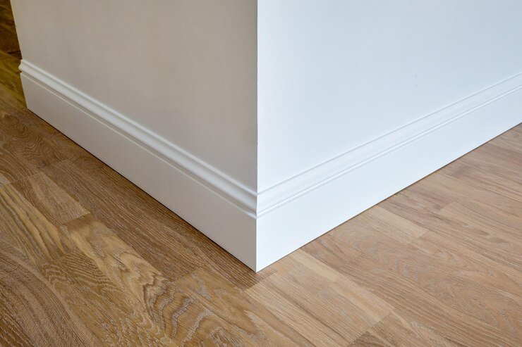 Types of premium floor plinths: wood, aluminum, PVC